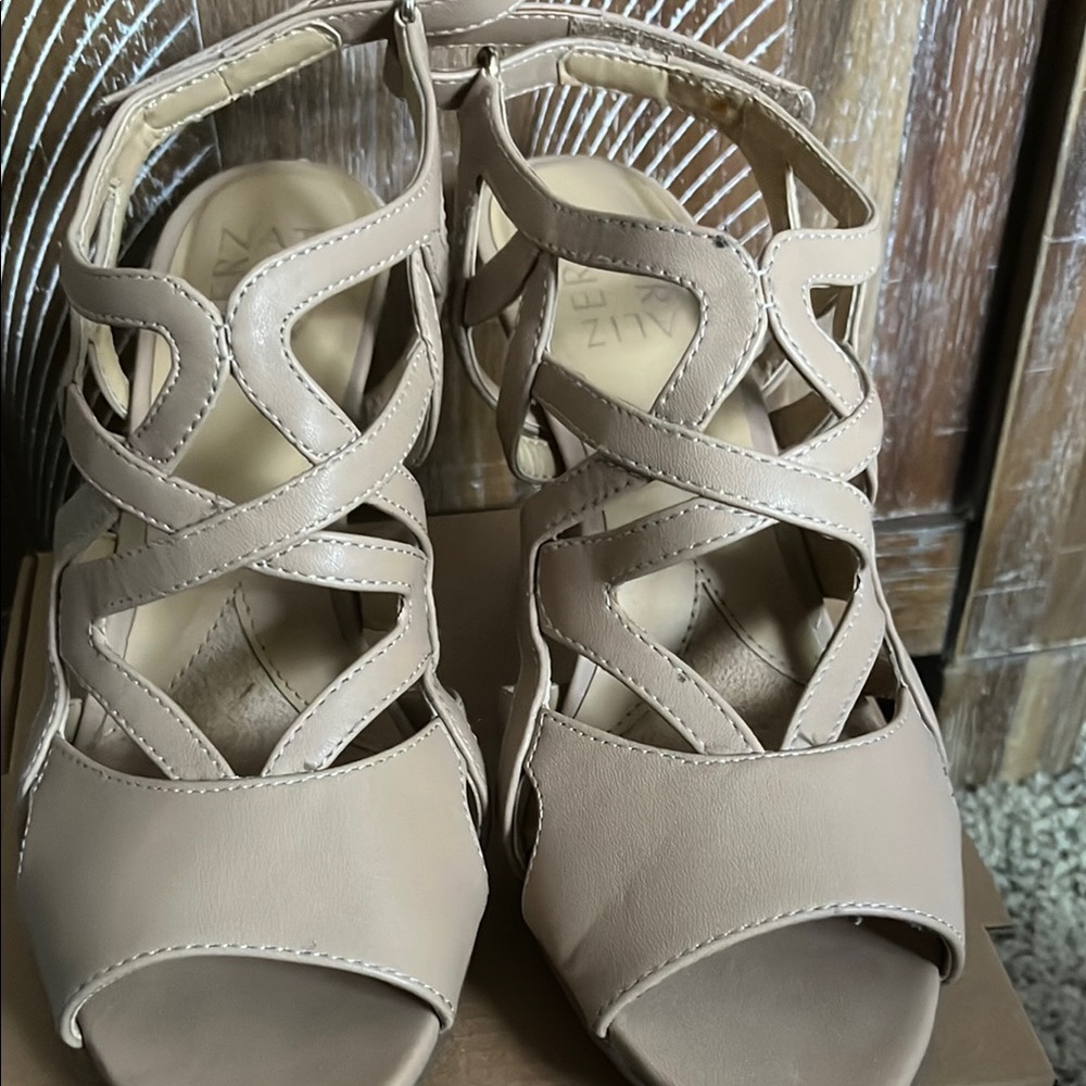 Naturalizer Tan Sandals with Chunky Heel and Cutout Design